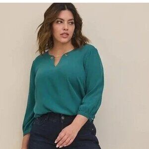 NWT TORRID Crepe Chain Detail Blouse 100% Rayon Color: Pacific Blue  -  Size 3